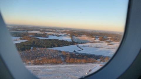 从奥胡斯机场起飞时飞机窗户上的雪景