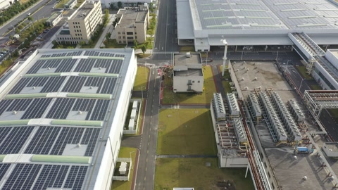 工厂屋顶上的太阳能