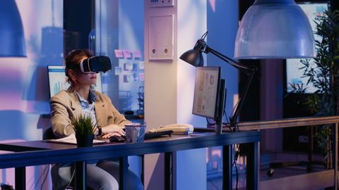 年轻工人在办公室戴着虚拟现实护目镜
