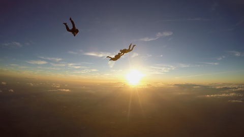 日落跳伞者在空中下沉的视频
