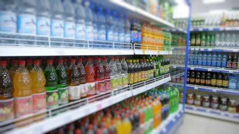 超市饮料区货架上陈列数种饮品