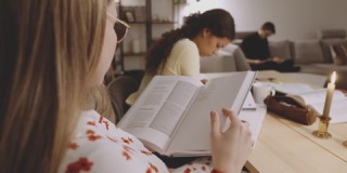 大学生在书桌前看书