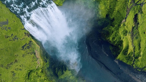 无人机在美丽的瀑布上拍摄
