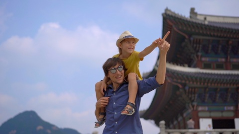 父亲和儿子参观韩国首尔古代宫殿视频素材模板下载