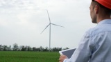 一个监测风力涡轮机能效的人高清在线视频素材下载