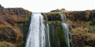 瀑布的无人机，流水越过悬崖