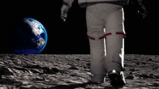 宇航员在月球上欣赏美丽的地球视频素材模板下载