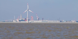 德国埃姆登港的景色，前景是风力涡轮机