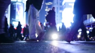 游客晚上走在纽约市拥挤的人群中视频素材模板下载