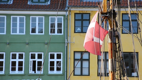 丹麦哥本哈根尼哈文运河一艘帆船上的丹麦国旗视频素材模板下载