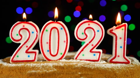2021年的生日蛋糕上插着用白色蜡烛制成的数字2021视频素材模板下载
