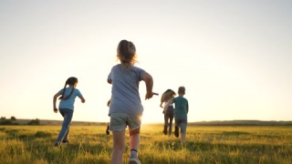夏天户外的快乐儿童家庭孩子们一起在草地上奔跑视频素材模板下载