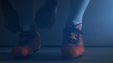 足球运动员穿上鞋子慢动作