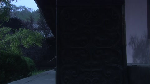 中国古代男子在门口吹箫4k高清视频