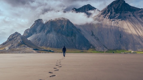 漫步在冰岛山区