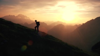 孤独的攀登者航拍视频视频素材模板下载