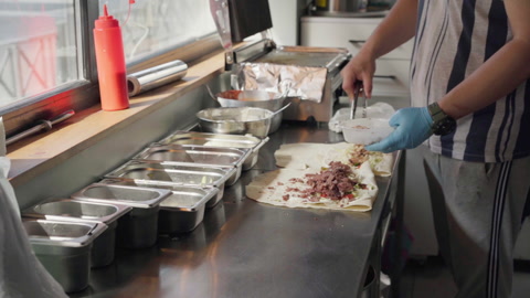 快餐烹饪概念 厨师手制作皮塔多纳烤肉卷视频素材模板下载