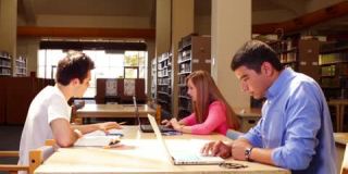 大学生在图书馆学习中央表