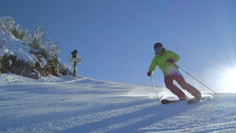 滑雪者在滑雪道上滑雪
