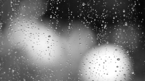 窗户上流淌的雨滴，模糊的花园背景，从窗户拍摄