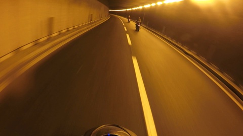 摩托车穿过隧道