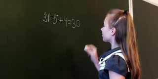 在黑板上计算的女孩特写