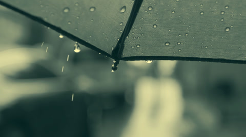 在下雨天打着伞