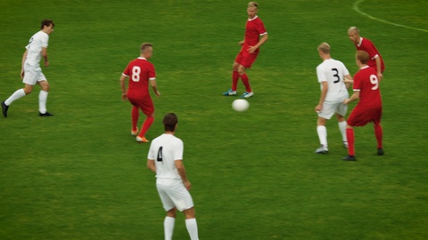 职业足球运动员精力充沛地比赛，试图进球的慢动作视频