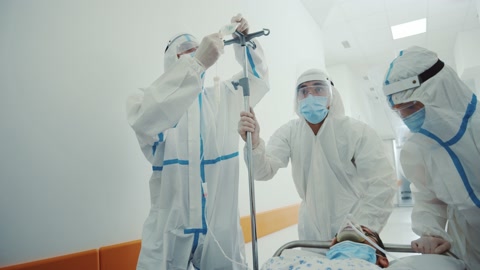 医护人员推着急诊病人进手术室视频素材模板下载