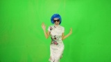 穿着中国服装的美丽蓝发年轻女子戴着太阳镜，有趣地跳舞高清在线视频素材下载