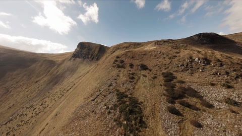 FPV无人机拍摄：平稳稳定的飞行穿越山脉岩石山丘周围