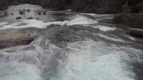 秋雨过后，Nymph Falls在水位较高时瀑布激流涌现视频素材模板下载