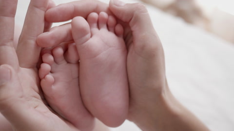 双手抚摸婴儿的小脚丫视频素材模板下载