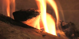 壁炉中火的特写机架焦点
