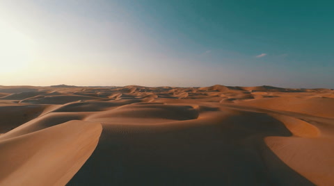 航拍阿拉伯沙漠中风景如画的沙丘