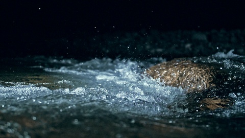 缓慢的波浪在黑暗的水面上惊人戏剧化的自然背景