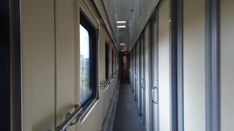 旅客列车的内部，车厢内，走廊。视频素材模板下载