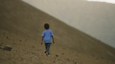 赤脚男孩在瓦努阿图亚苏尔火山下走和跑视频素材模板下载