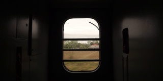火车车窗玻璃从行驶的火车侧窗欣赏美景山峦