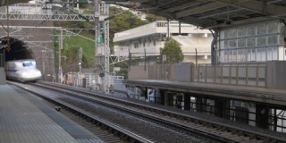 日本的新干线列车通过热海站