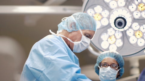 外科医生在手术室的低角度视图视频素材模板下载