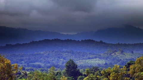 看到印度尼西亚-南苏拉威西省的雨林上方的云层延时摄影