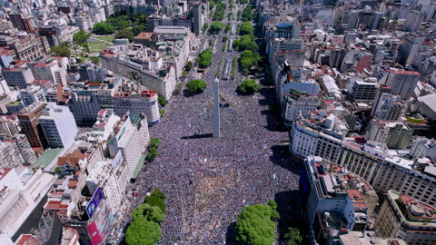 德胡里奥大道9号的历史性空中景象挤满了阿根廷人