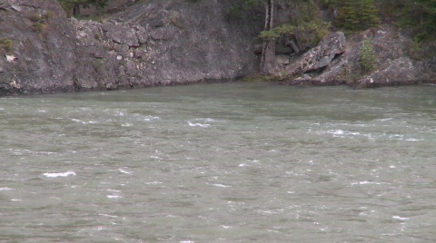 河流和瀑布，河流上的白水筏，#3视频素材模板下载