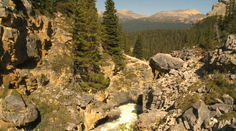 河流和瀑布，山河峡谷，弓河源头视频素材模板下载