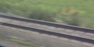 从行驶中的火车车窗拍摄的火车轨道