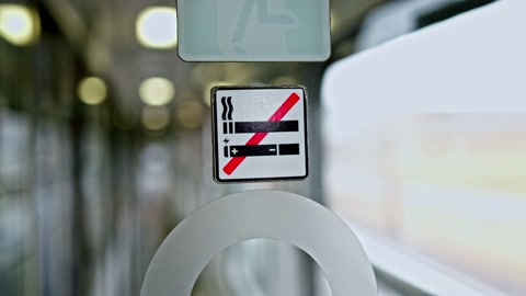 旅客火车车厢走廊门贴有禁烟胶贴视频素材模板下载