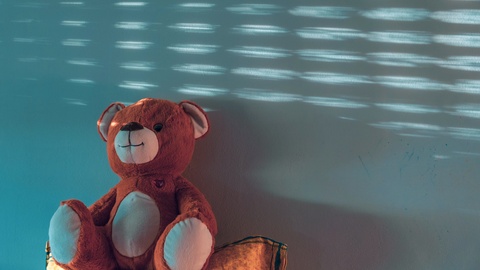 熊玩具独自在房间里，时间流逝