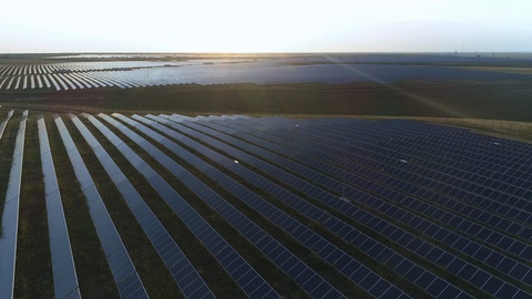 空中沙漠景观大型工业太阳能农场生产集中视频素材模板下载