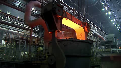 钢铁工厂里一台巨大的起重机运送熔化金属的勺子。
